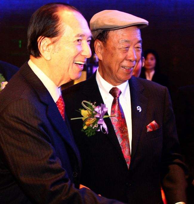 坐拥191亿的现金,在澳门搞博彩年赚过百亿,他才是真正隐形首富_吕志和