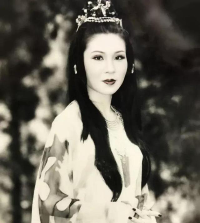 西门|被全网骂了二十多年的西门大妈,与男神演亲密戏,黯然退圈之谜