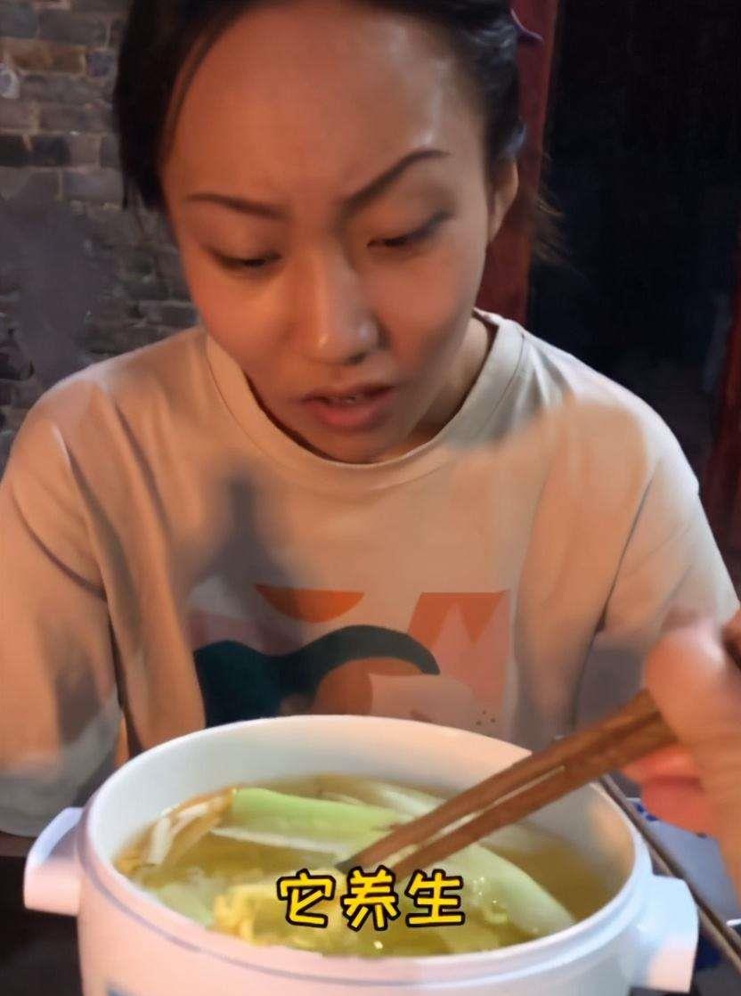 "贝勒爷"从不露脸的闺蜜,被网友拔出,观众:这颜值不出镜可惜_张小花