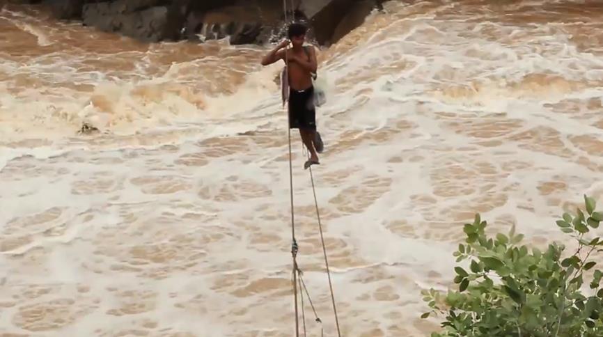 湄公河最疯狂的捕鱼人，极端洪水吓得你冒冷汗，他们却在水中玩命