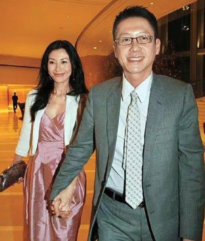 黑色 李嘉欣50岁仍惊艳！一袭粉裙似少女，富豪老公合照也不忘摸美腿