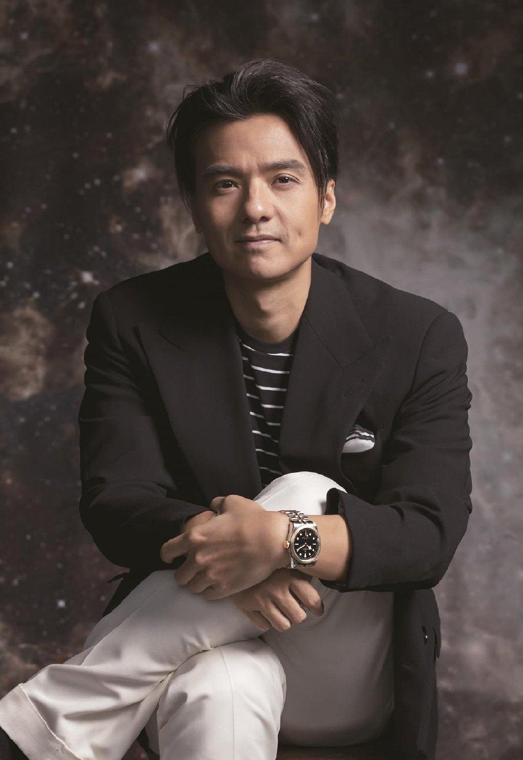 老公 舒淇老公冯德伦登封面，西装配条纹衫帅气有型，45岁彰显熟男气质