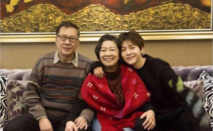 郭碧婷|向太揭秘：郭碧婷曾在巴黎时装周上险些踩空摔倒，当时护住她的人是向佐