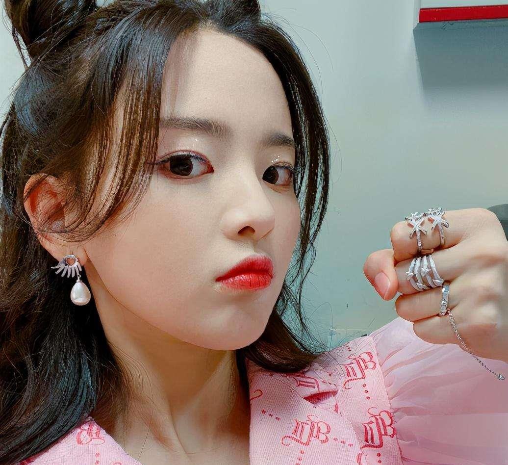带杨的头像女生 d73fd3ce473247e68e96e33cdce84e8a.jpeg