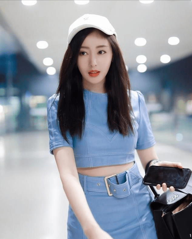 张天 张天爱是得到杨幂衣品吗?高开叉裙子好时髦,满满的荷尔蒙