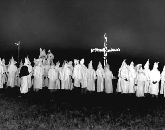 在2014年12月的一场焚烧十字架仪式上(3k党内部的一种聚会仪式),组织