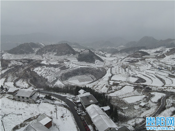 息烽县|【图集】空旷辽远！航拍雪中息烽县老厂村