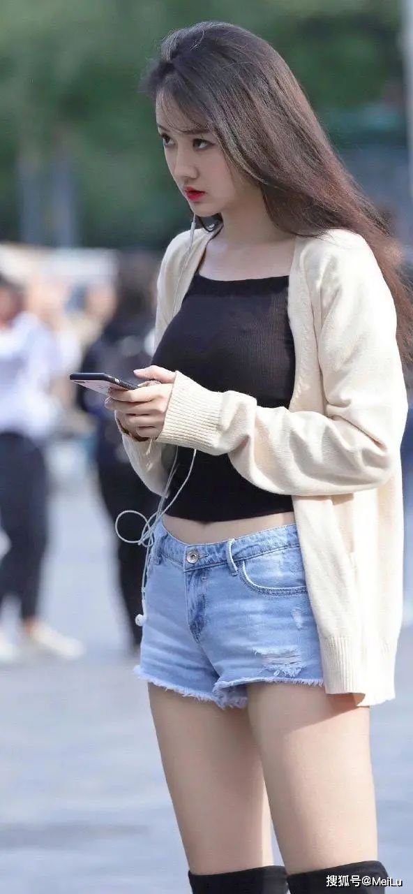 黑色 美女黑色露腰T恤搭牛仔短裤,将腰身呈现了出来,完美身材很吸睛