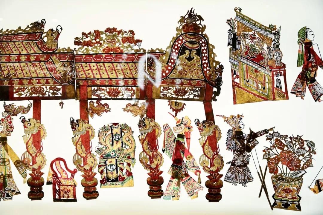 它们是来自成博馆藏的清代或民国时期的皮影,有戏曲人物,场景道具