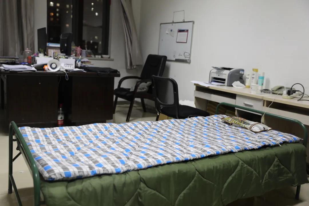 西安建筑科技大学华清学院校领导慰问学院疫情防控一线工作人员