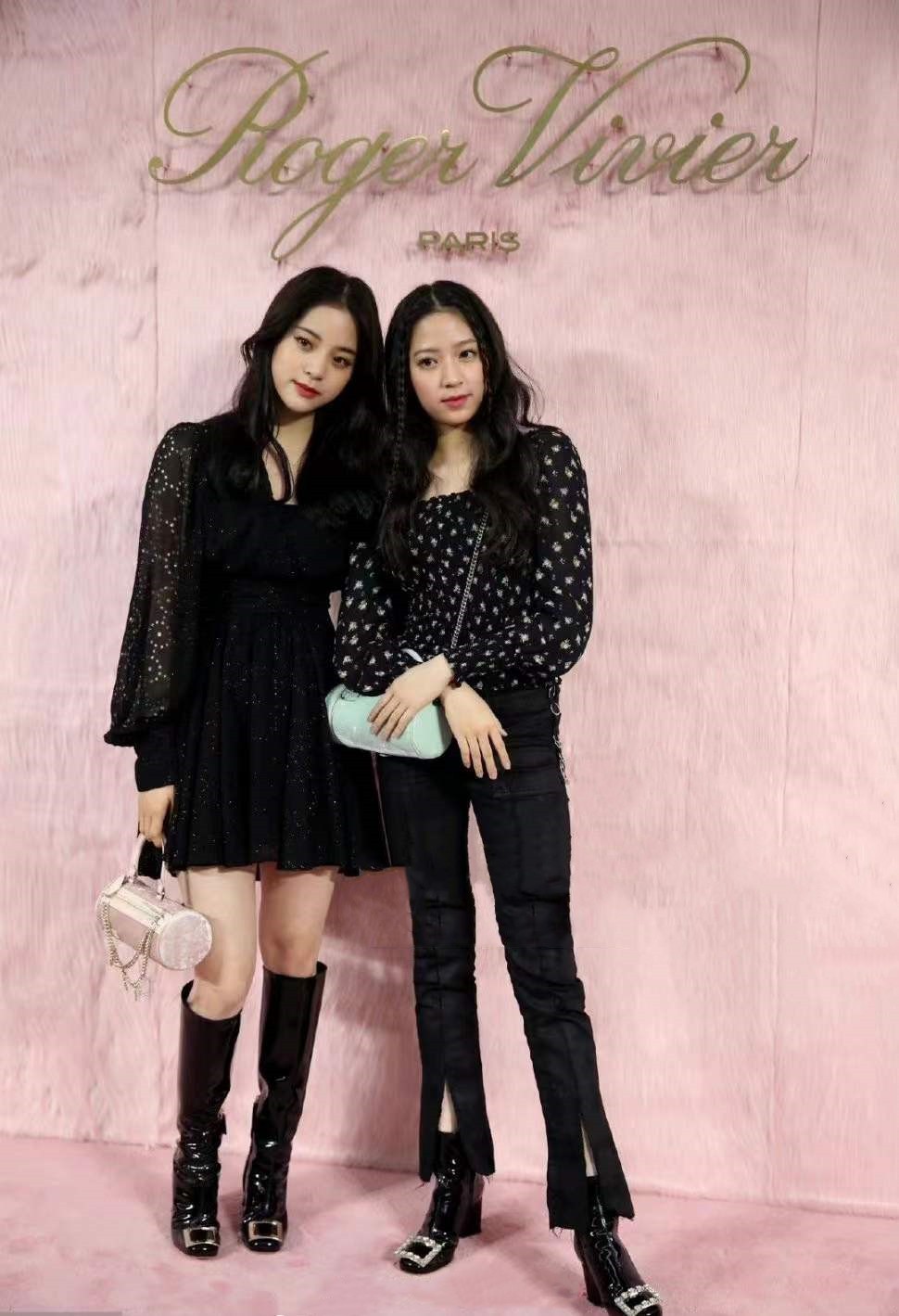 黑色 欧阳娜娜与妹妹出席活动，姐妹俩同穿黑色服装，感觉娜娜气质更好