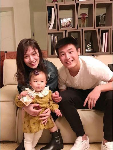 武磊|武磊美丽的妻子上镜头！武磊在巴塞罗那搬新家：住宅温馨豪华低调