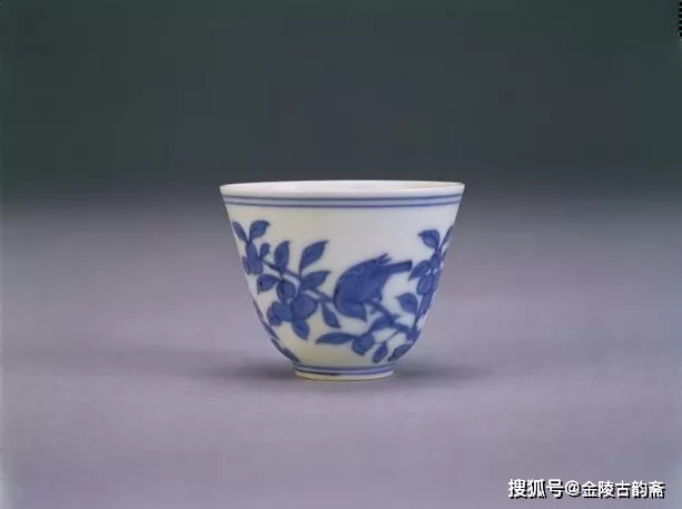 中国 大明成化年製  青花飛蝶文小壺 中国 大明成化年製 青花飛蝶文小壺 大明成化年