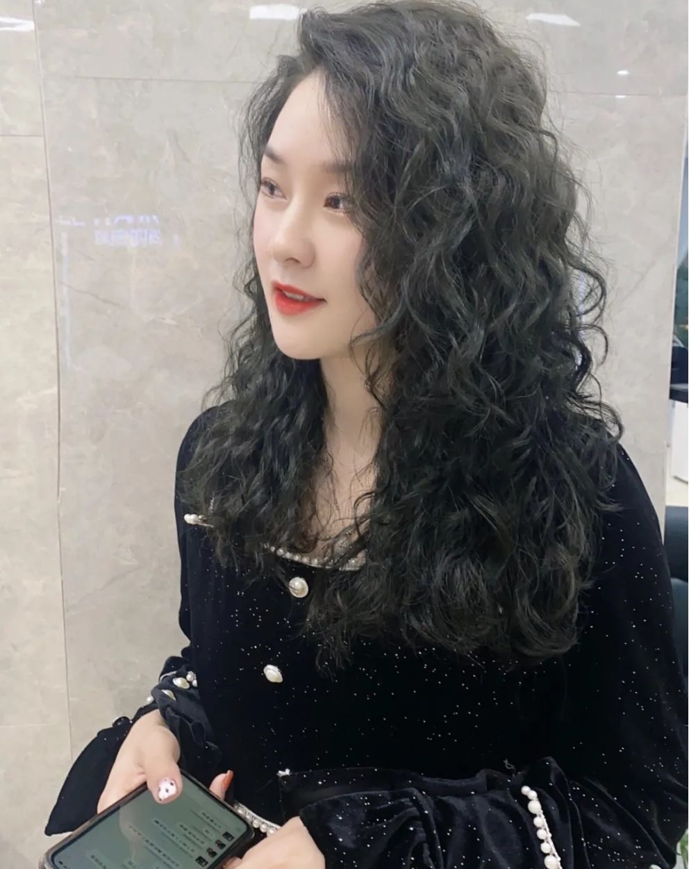 卷发做这4种发型，就像整容换脸，爱美女士都喜欢