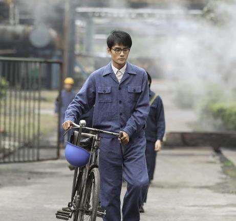 角色|他是王凯和靳东的恩师，演配角只是兴趣，王凯跪地感激他