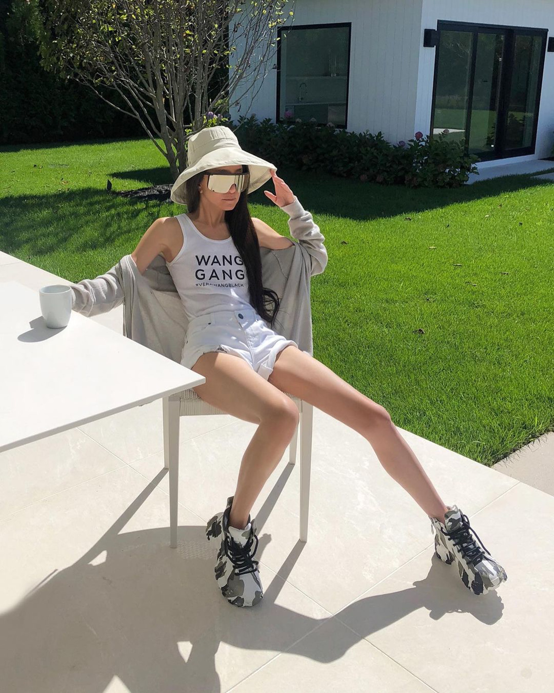 72岁王薇薇穿热裤秀"筷子腿",曼妙身材惹人羡慕,戒