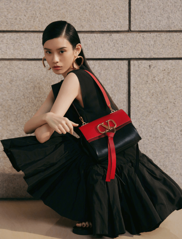 奚梦瑶捕获90后，被求婚将嫁入豪门，30岁美成18岁小仙女_黑色_白色_的设计