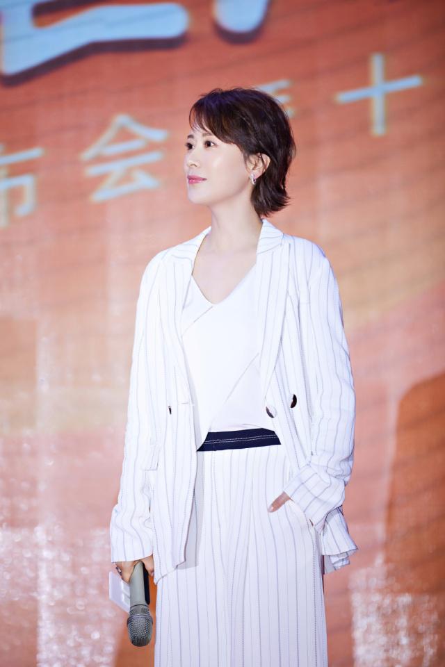 漂亮43岁海清剪短发果然洋气，很适合奔三奔四女人，了解几点更时髦