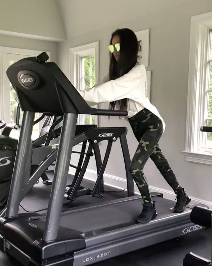 原创72岁王薇薇穿热裤秀筷子腿曼妙身材惹人羡慕戒喝饮料15年