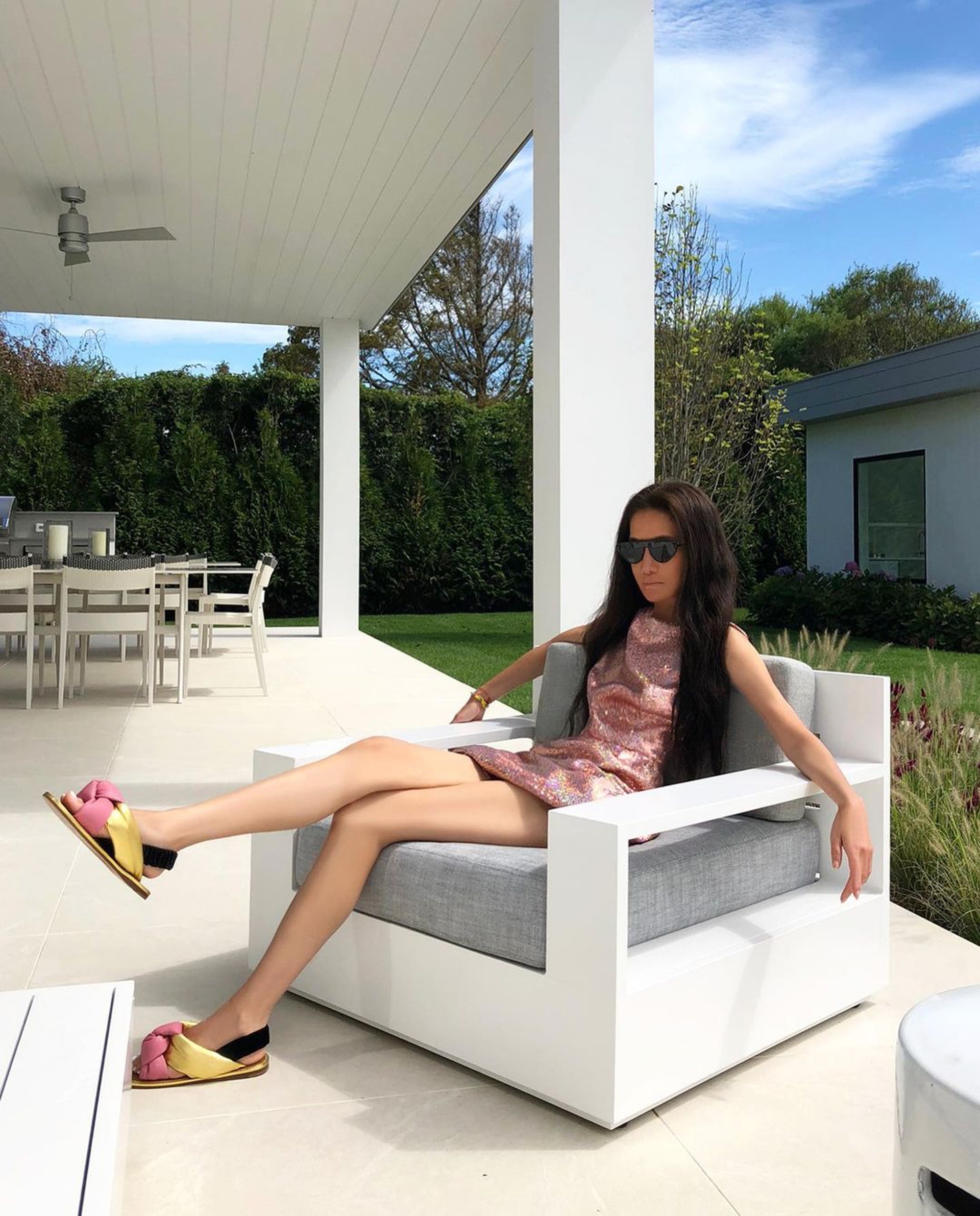 穿热裤秀"筷子腿",曼妙身材惹人羡慕,戒喝饮料15年_圣诞树_保养_miu