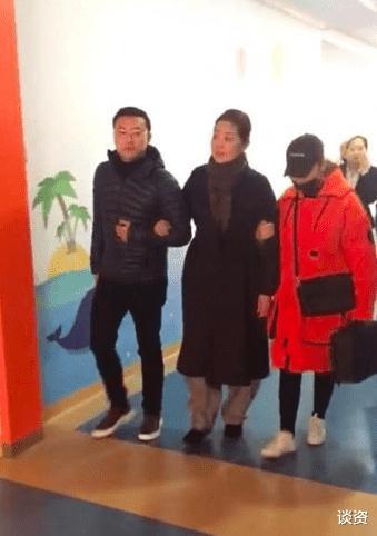 因为61岁倪萍与黄宏同框，生图颜值气质佳，腿细如柴看着吓人