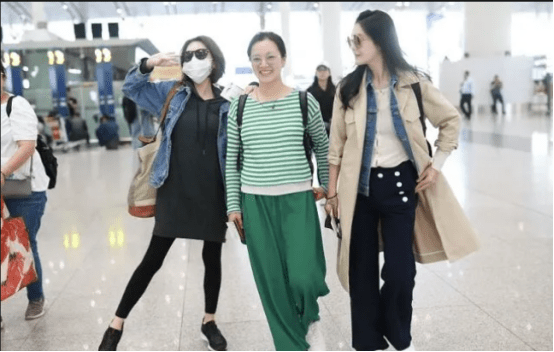 设计 大小S“比美”，一个甜美一个妖娆，姐妹装穿搭也挺时髦