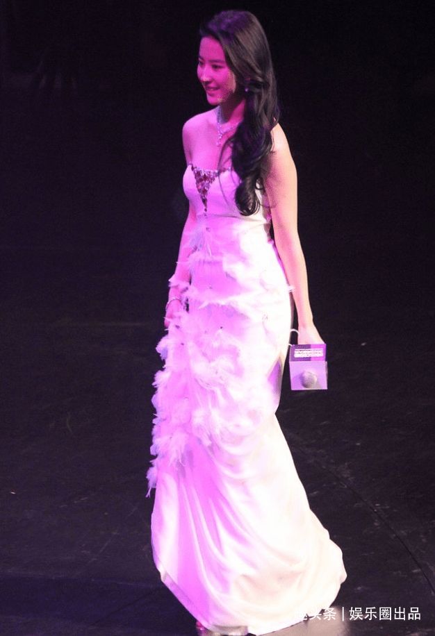 设计 刘亦菲出席活动旧照，穿露肩装气质优雅，侧身摆拍氛围感十足