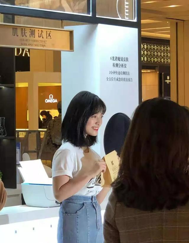 都显沈月最新无修图：腰和胯一样宽，这胳膊粗的真不像个女明星