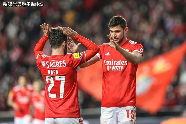 联赛|力压巴萨欧冠晋级！联赛37冠王内讧：15轮12胜 球员罢训主帅下课