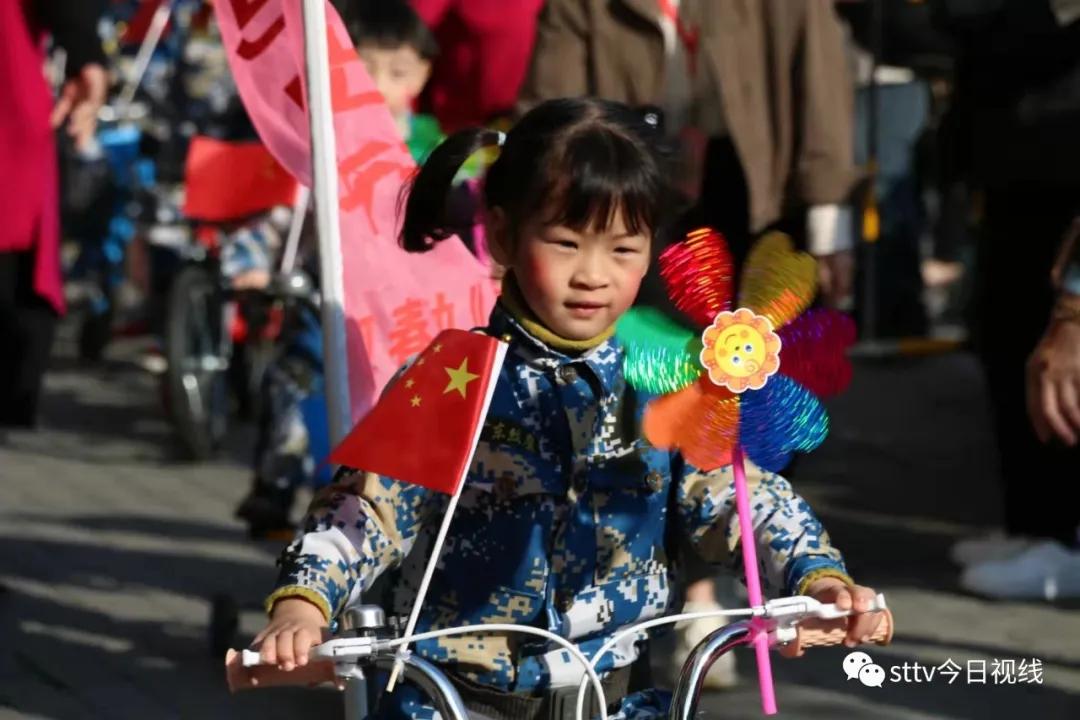 昨天(12月28日)上午,汕头市区有幼儿园举办幼儿环保骑行