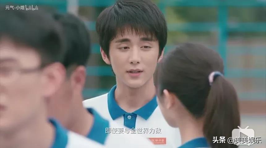 关系|刚见面就确认恋爱关系？忠犬男友实力护女友，他们真甜