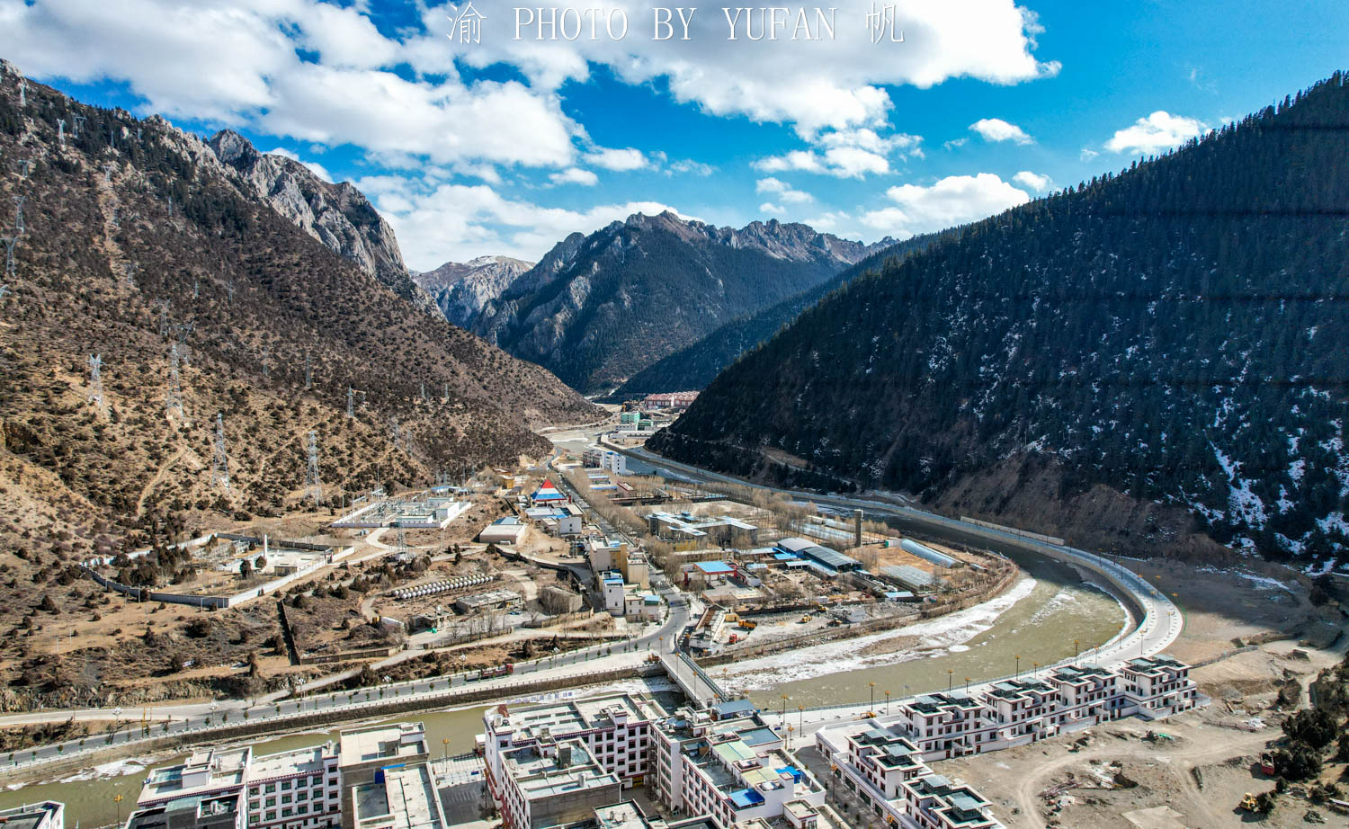 盆地|西藏一座雪山环绕的盆地小城，面积超5个深圳，街道上却空无一人