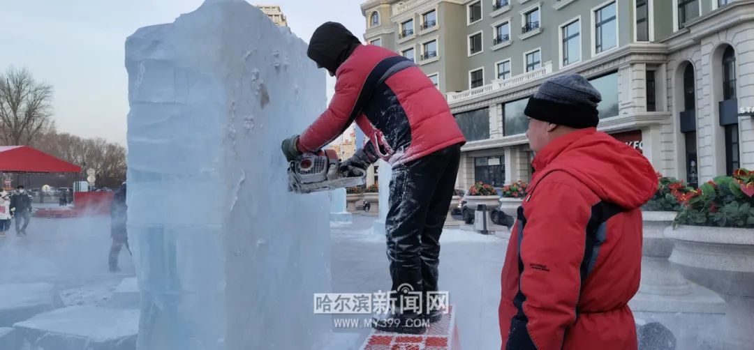 江畔|超宽大滑梯搭建中，雪房子有门窗了……沿江冰雪景观上新，超期待！