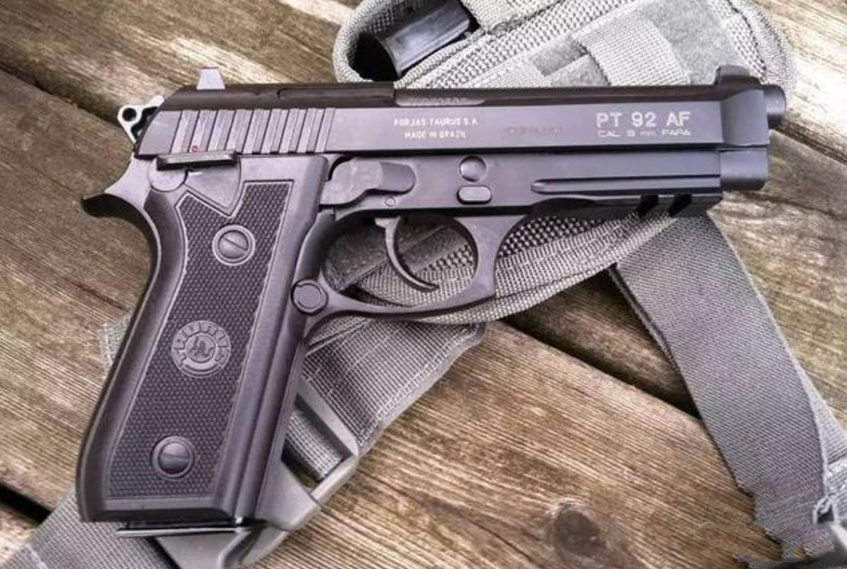 巴西金牛座旗下,推出的伯莱塔92f仿制版,基本形态和基本结构都没有