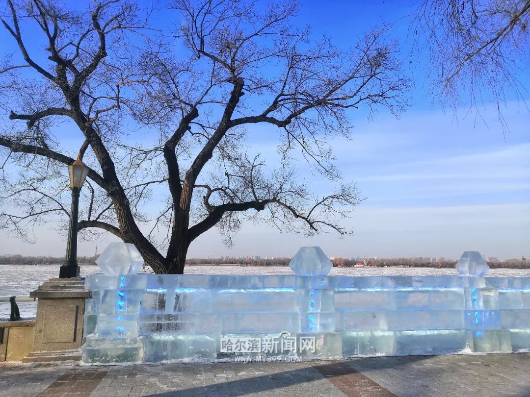 江畔|超宽大滑梯搭建中，雪房子有门窗了……沿江冰雪景观上新，超期待！