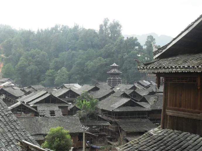 藏在贵州大山里的千年侗寨，非常原生态，成片木房子古朴原始