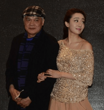 64岁申军谊和32岁申奥父女间的苦大仇深隔阂消除父女俩相依为命