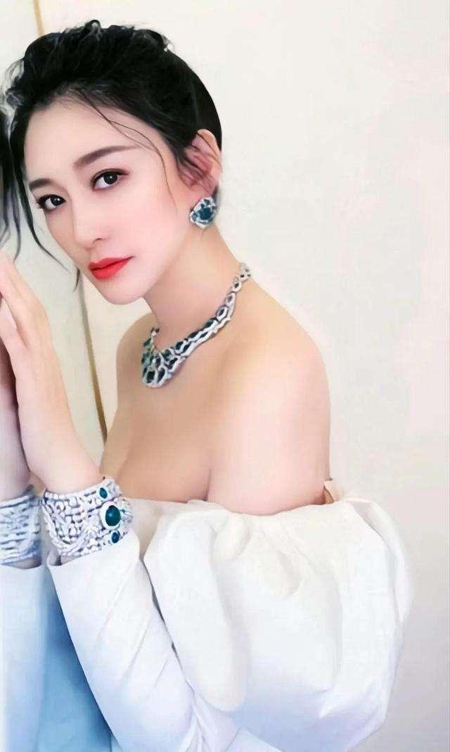 国货李小冉分享的“低调”纯露，网友称它为“反孔精英”，公认的国货之光