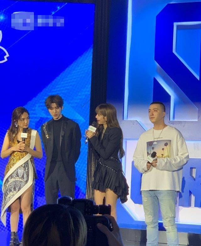 青春|蔡徐坤《青春有你2》发布会被陈嘉桦“算计”,应援排场不如LISA