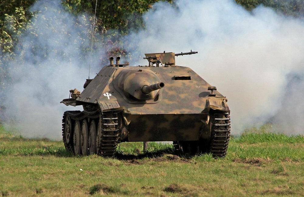 歼击车是在38t轻型坦克的底盘上改进而来,安装了一门75毫米反坦克炮