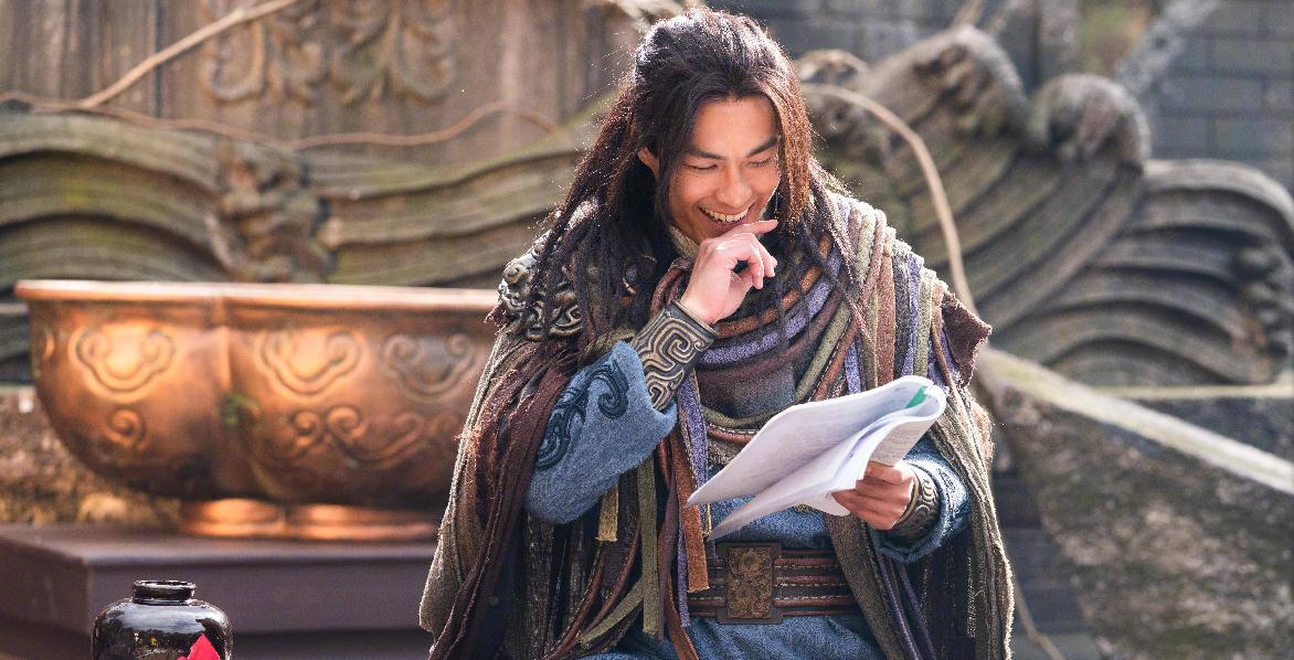 演技|新版《天龙八部》乔峰戏份杀青，杨祐宁亲吻导演于荣光被赞豪爽！