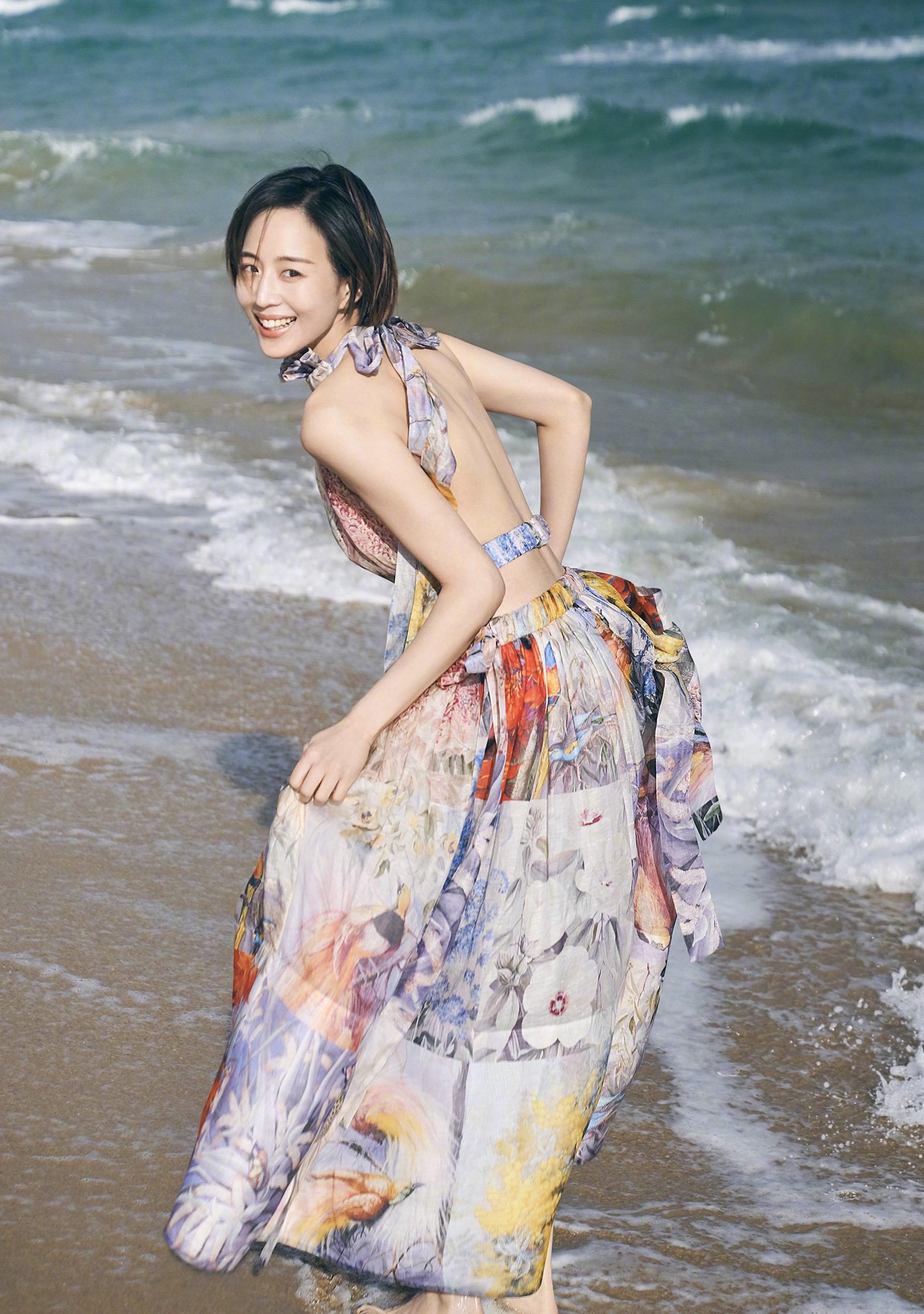 原创张钧甯微博电影之夜造型一袭黑色连体裤开叉到肚脐性感又酷