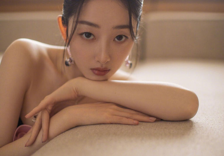 眼睛眼睛不大但很美的女明星，我只服这3位！笑起来太迷人了