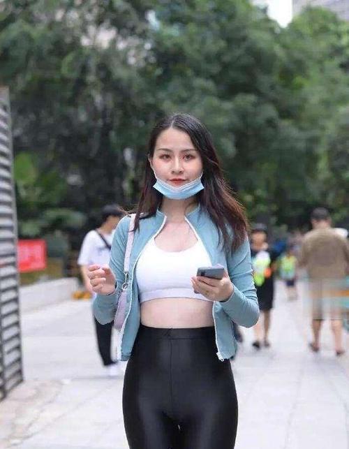 女王 打底裤穿搭超级女王范，露肩的时尚造型，时尚有型