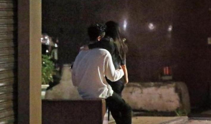 因为某对亲姐妹都是明星，因为妹妹颜值高，姐姐哭着忍痛整容了！