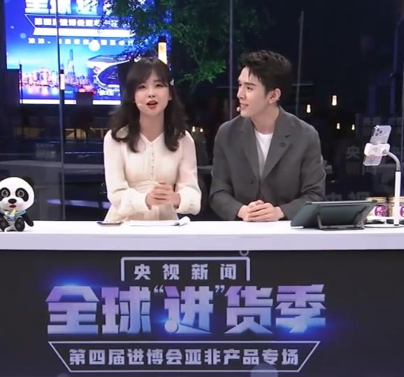 王冰冰王冰冰穿性感吊带裙跳舞！涂大红唇身材纤细，跟不上动作偷瞄