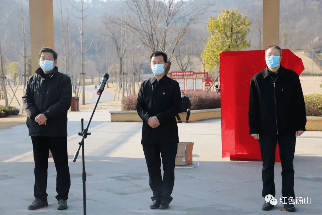 魏华伟,张保红为城市管理局,机关事务服务中心发放了智能aed应急救护