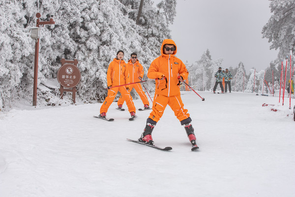 冬季去明月山有一件事必须要做,那就是在畅玩明月山滑雪场,从明月山