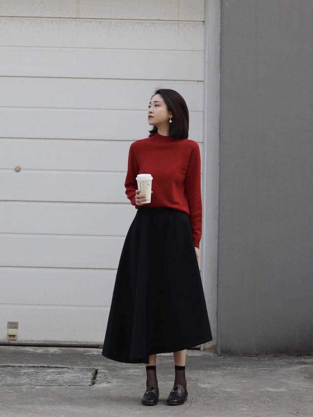 黑色 喜庆的红色毛衣，这样穿更显气质，很适合跨年穿，太接地气了