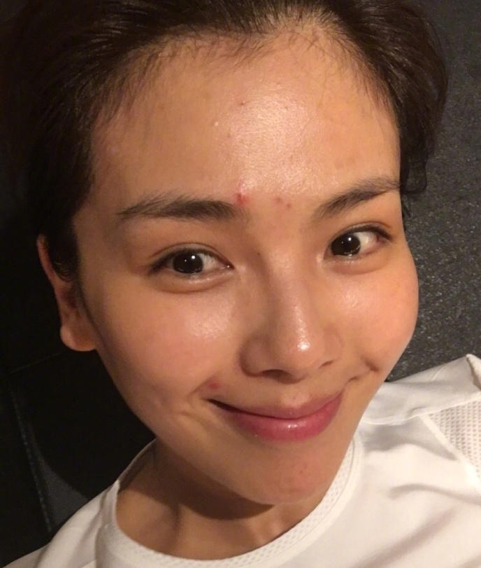 鞠婧祎明星所谓素颜暗藏多少“心机”？睫毛堪比苍蝇腿，脸和脖子有色差